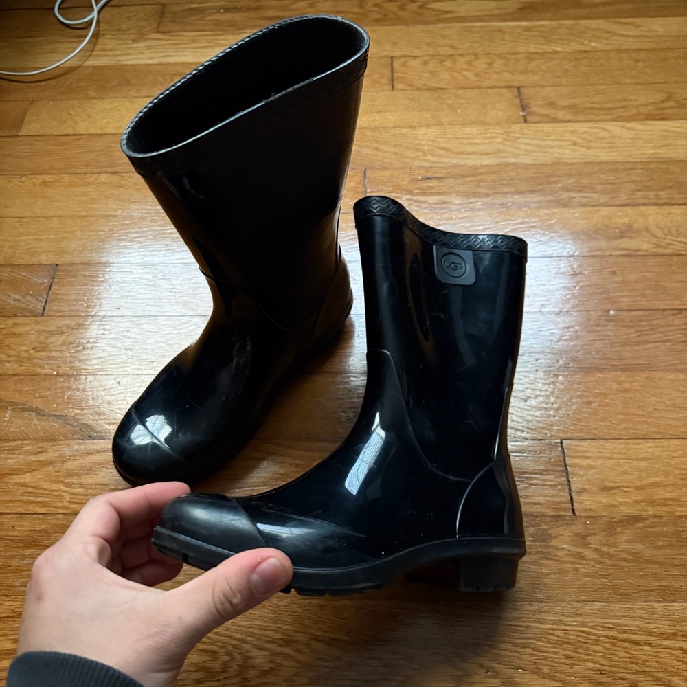 Girls Waterproof Ugg Boots - Picture 2 of 7